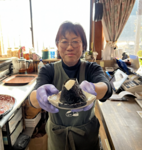 高山クミ